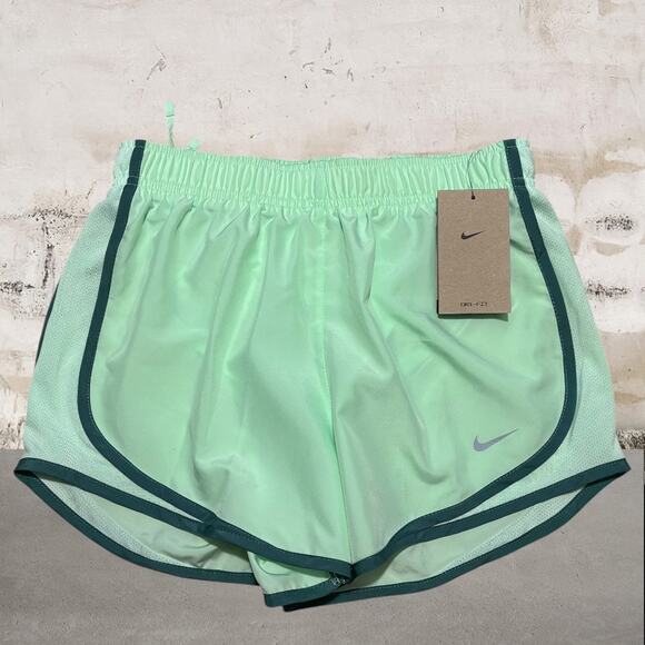Nike NWT Women's Nike Tempo Running Shorts Color Vapor Green Size Small - Picture 2 of 7